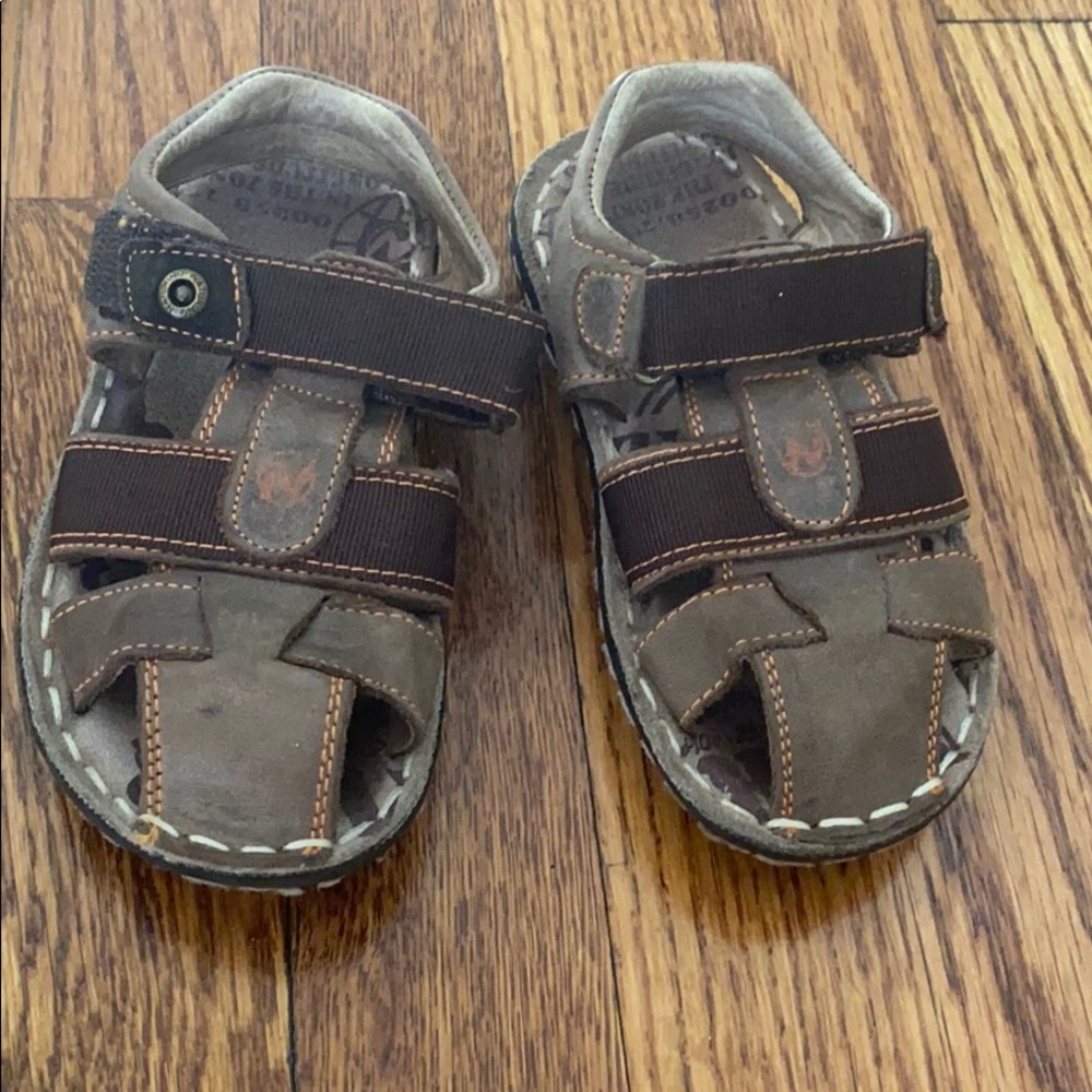 Naturino boys sandals size 9/26